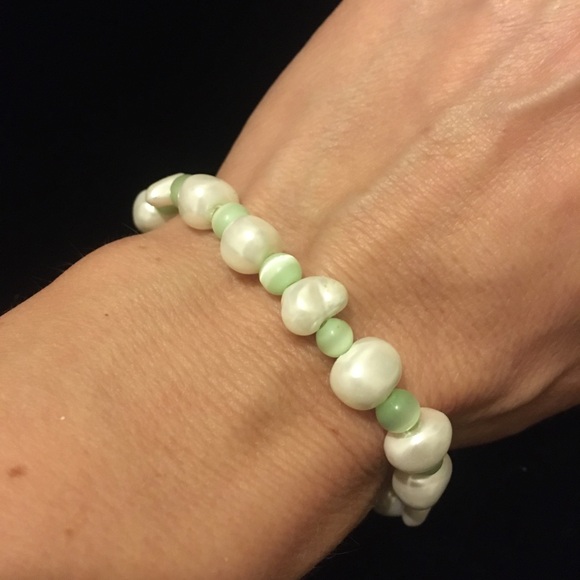 Faux White Pearl and Green Beaded Bracelet - Picture 1 of 5